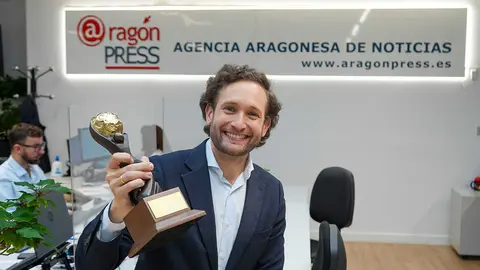 Isaac Claver junto al premio en la redacci&oacute;n de Arag&oacute;n Press/Arag&oacute;n Digital. Foto: Lorena Torrijo