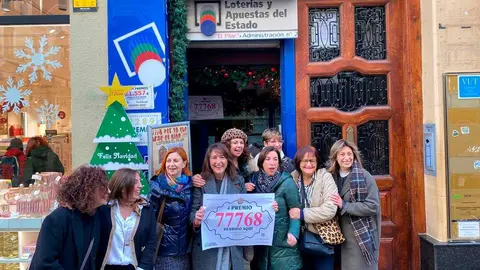 La administraci&oacute;n de la calle Alfonso reparti&oacute; un pellizco de un cuarto premio. Foto: G.P.