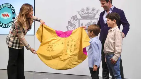 La alcaldesa de Zaragoza, Natalia Chueca, junto a j&oacute;venes taurinos de la escuela Mar de Nubes