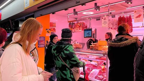 Compras en el Mercado Central de Zaragoza este s&aacute;bado 20 de diciembre. Foto: E.P.