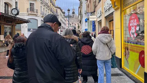 Filas en la Administraci&oacute;n de loter&iacute;a El Pilar este domingo. Foto: E.P.