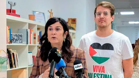 La secretaria general de CHA, Isabel Lasobras, junto a Jorge Pueyo, este domingo en Zaragoza.