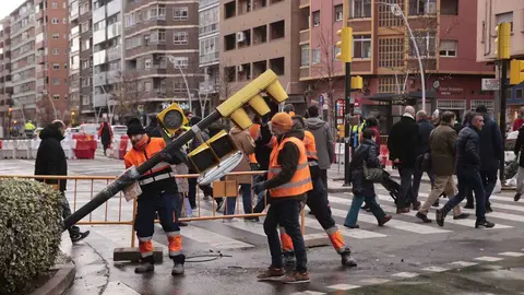 Los operarios ultiman los trabajos antes de la reapertura de todos los carriles al tr&aacute;fico