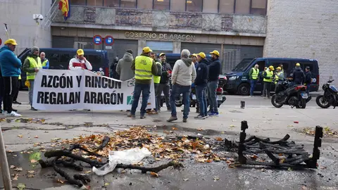J&oacute;venes de UAGA se han concentrado este martes frente a la sede del Departamento de Agricultura del Gobierno de Arag&oacute;n. Foto: Lorena Torrijo