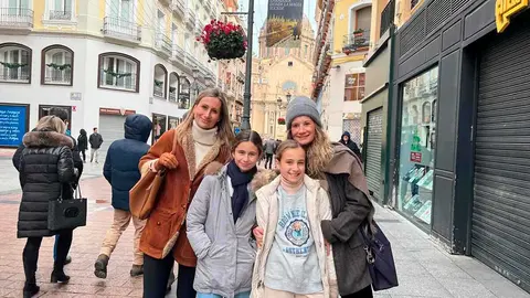 Clara y Ana han paseado junto a sus madres por el centro de Zaragoza para celebrar la ma&ntilde;ana de Navidad.