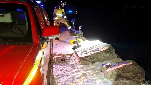 Los Bomberos de la DPZ han rescatado al conductor, que se ha precipitado unos 70 metros al lado de la pista del Santuario del Moncayo. Fuente: DPZ