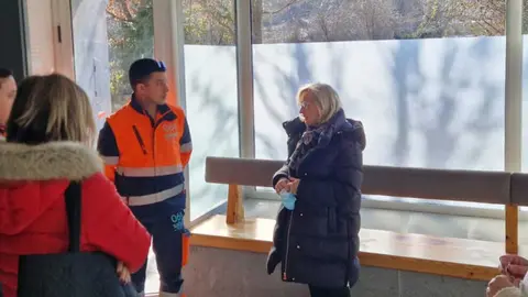 La gerente del Salud, Ana Castillo, en Escarrilla, con personal de transporte sanitario y otros profesionales. DGA