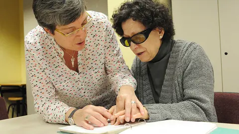 CL. Madrid (C. A. Madrid). 19/04/16.-
Taller - Curso a personas discapacitadas visuales de aprendizaje de lectura y escritura braille
Lugar: Delegaci&oacute;n Territorial ONCE Madrid - C/ Prim,3.
Imagen: persona con discapacidad visual realizando un taller de escritura y lectura braille, con monitora.
FOTO: 4763.
Ref.:LOC-134 (Rep:5) [IECPR] ONCE/Javier Regueros/Lola Alejandre