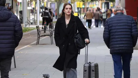 Una ciudadana con maleta por Zaragoza