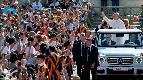 El papa Le&oacute;n saluda a los fieles | Foto de Vatican Media