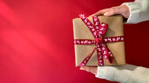 Manos sosteniendo un regalo | Fotograf&iacute;a de ivanov88
