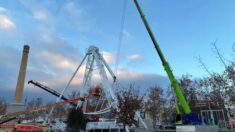 Imagen del montaje de la noria junto a Helios