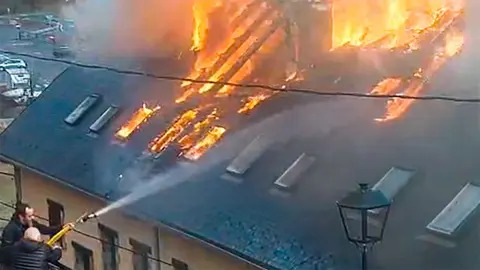 Los Bomberos de la DPH y la Guardia Civil intervienen en un incendio en Parz&aacute;n, una peque&ntilde;a aldea de Huesca en el Pirineo. Foto: Arag&oacute;n Digital