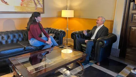 Isabel Esa&iacute;n y Jorge Azc&oacute;n durante su reuni&oacute;n este jueves