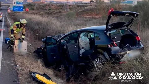 El accidente de trafico ha ocurrido este mi&eacute;rcoles en la N-1101 a la altura de la gasolinera de Muel (Zaragoza). Fuente: Bomberos DPZ