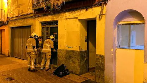 T&eacute;cnicos y bomberos comprueban el estado del edificio