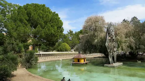 El estanque que albergaba la clepsidra o reloj de agua, la casita para aves y toda la vegetaci&oacute;n que lo arropaba. Todo ello desaparecido. 
Colecci&oacute;n Jos&eacute; Luis Garde&mdash;Parques de Zaragoza para Anteayer Fotogr&aacute;fico Zaragozano