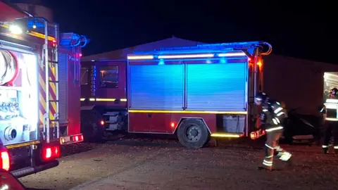 El aviso por un incendio en una granja de se ha recibido a las 5.45 horas