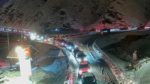 La A-136 a su paso por Formigal este s&aacute;bado, donde es obligatorio circular con cadenas o neum&aacute;ticos de invierno. Foto: C&aacute;maras DGT