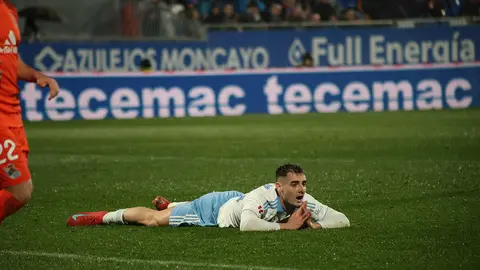 Marcos Cuenca se lamenta en el Real Zaragoza - Real Sociedad B, saldado con empate... y gracias. Foto: Pilar &Aacute;lvarez
