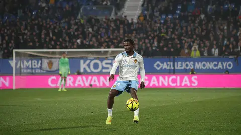 Paul Akouokou, goleador del Real Zaragoza ante el Sanse, controla una pelota. Foto: Pilar &Aacute;lvarez
