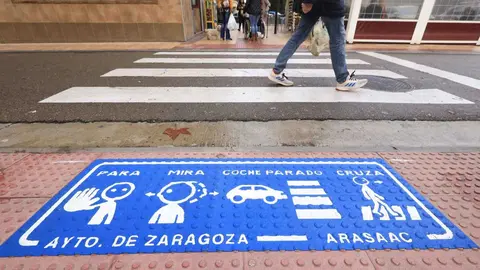 Una de las nuevas se&ntilde;ales junto al paso de peatones