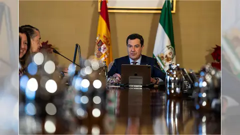 Juanma Moreno en una reuni&oacute;n del Consejo de Gobierno andaluz | Foto de la Junta de Andaluc&iacute;a