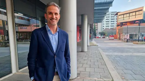 El Dr. Daniel Oros toma el cargo de &Aacute;ngel Lanas como director del IISA