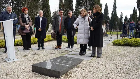 La alcaldesa de Zaragoza, Natalia Chueca, rinde homenaje al &Aacute;ngel de Budapest