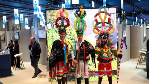 FITUR-8