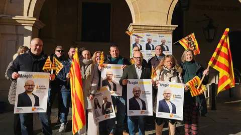 Militantes y candidatos del PAR posando junto a Alberto Izquierdo en su acto de inicio de campa&ntilde;a | PAR