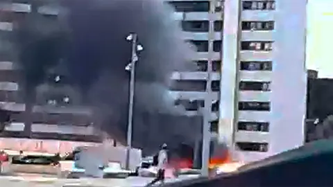 El incendio en una furgoneta se produjo este domingo muy cerca de la estaci&oacute;n Delicias de Zaragoza. Foto: AD