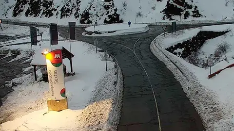 La carretera A-136 a su paso por Formigal, donde este lunes se registran nevadas. Foto: DGT