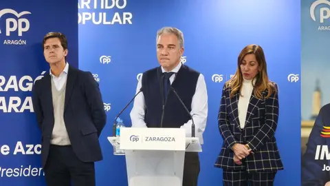 El&iacute;as Bendodo junto a Natalia Chueca y Ram&oacute;n Celma en la sede del PP en Zaragoza