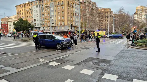 accidente-coche-tranv&iacute;a-ambulancia-goya-zaragoza-3