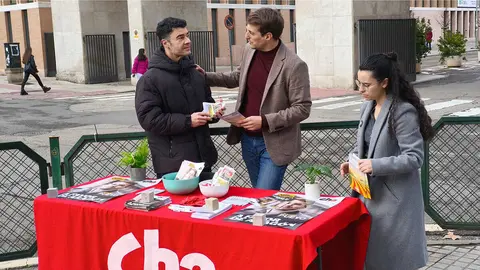 Jorge Pueyo, durante la ma&ntilde;ana del viernes, en una mesa informativa de CHA | Foto: Arag&oacute;n Press