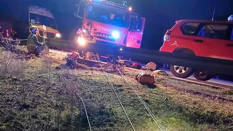 Los Bomberos de la Diputaci&oacute;n Provincial de Zaragoza tuvieron que rescatar a un hombre de 79 a&ntilde;os tras caer por un barranco con su coche en Calatayud.
