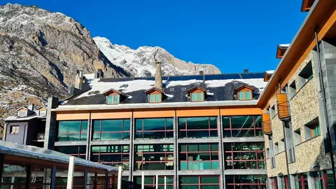 zona-exterior-nieve-hotel-aneto-sommos