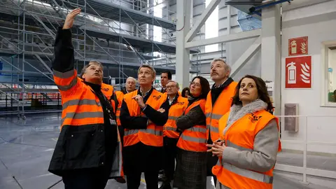 Feij&oacute;o visita el aeropuerto de Teruel. Foto: PP