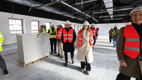 La alcaldesa de Zaragoza, Natalia Chueca, durante la &uacute;ltima visita al Distrito 7. Foto: Arag&oacute;n Press