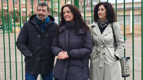 Abengochea (IU-Sumar) ha presentado sus pol&iacute;ticas en educaci&oacute;n delante del CEIP Aljafer&iacute;a | Foto: Arag&oacute;n Press