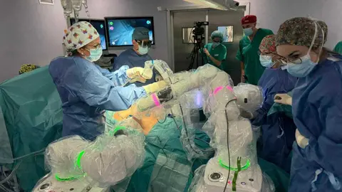Equipo de Cirug&iacute;a General y del Aparato Digestivo del Hospital Universitario Obispo Polanco  de Teruel, esta ma&ntilde;ana momentos antes de la intervenci&oacute;n quir&uacute;rgicaHospital Universitario Obispo Polanco