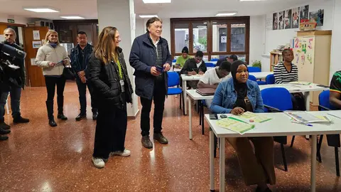 Candidatos de Teruel Existe han visitado el centro de acogida de ACCEM en Burb&aacute;guena | Foto: Teruel Existe