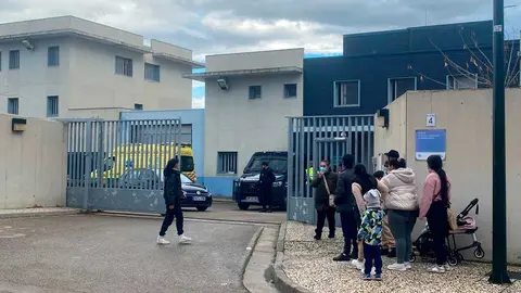 Familias de algunos internos en el centro de menores de Juslibol esperan a tener noticias tras el mot&iacute;n registrado este jueves. Foto: Lorena Torrijo