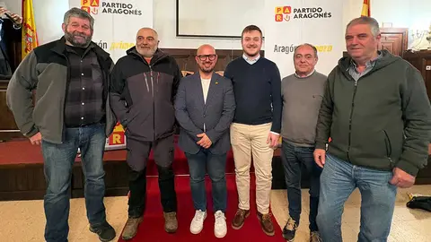Alberto izquierdo ha comparecido en Albarrac&iacute;n junto a candidatos y cargos en esta localidad | Foto: PAR