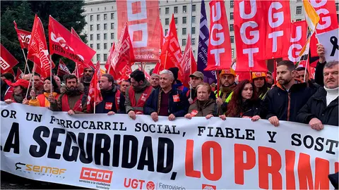 Sindicatos ferroviarios se concentran ante el Ministerio de Transportes, en Madrid | Foto de Servimedia