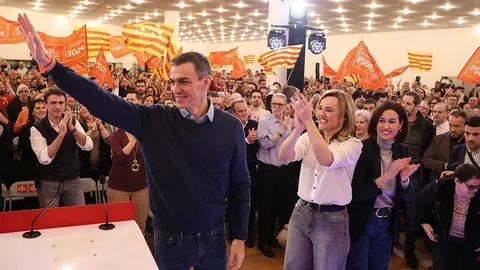 El l&iacute;der socialista ha arropado a Pilar Alegr&iacute;a en el cierre de campa&ntilde;a electoral del PSOE. Foto: Pilar &Aacute;lvarez