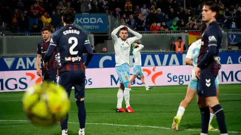 Sober&oacute;n se lamenta durante el partido que el Real Zaragoza disput&oacute; contra el Eibar. Foto: Pilar &Aacute;lvarez