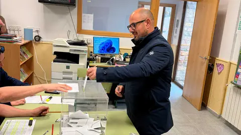 El candidato del Partido Aragon&eacute;s, Alberto Izquierdo, ha depositado su voto en su municipio, G&uacute;dar | Foto: PAR