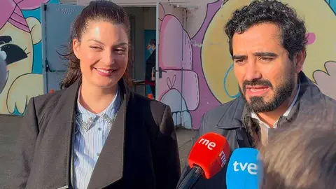 Cristina Falc&oacute;n, candidata de SALF este 8F, junto a Alvise P&eacute;rez este domingo en el Colegio Juli&aacute;n Nieto.